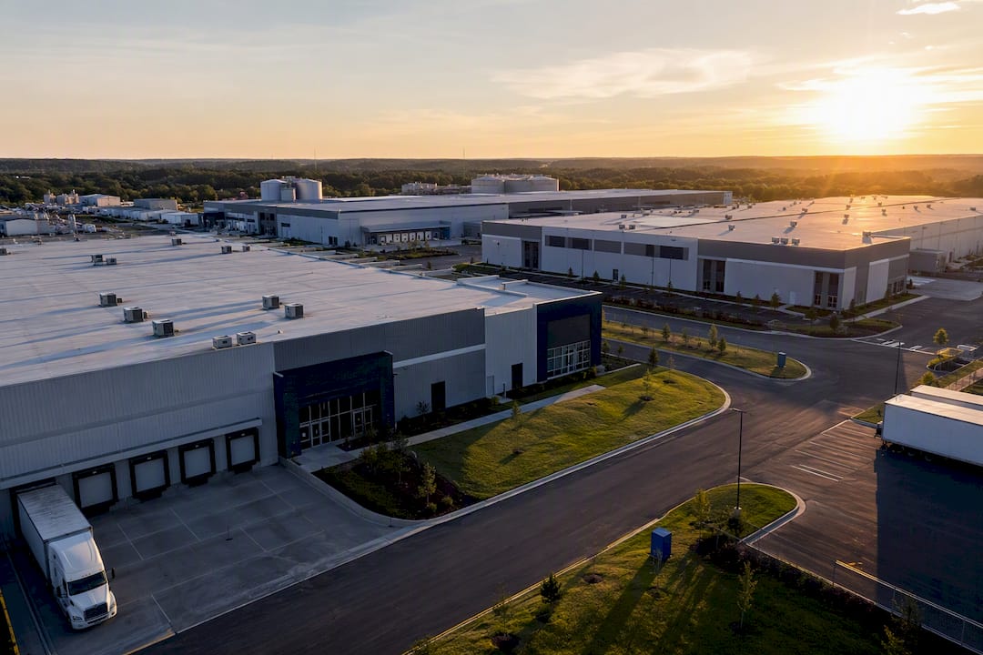 Industrieareal im Südosten der USA bei Sonnenuntergang