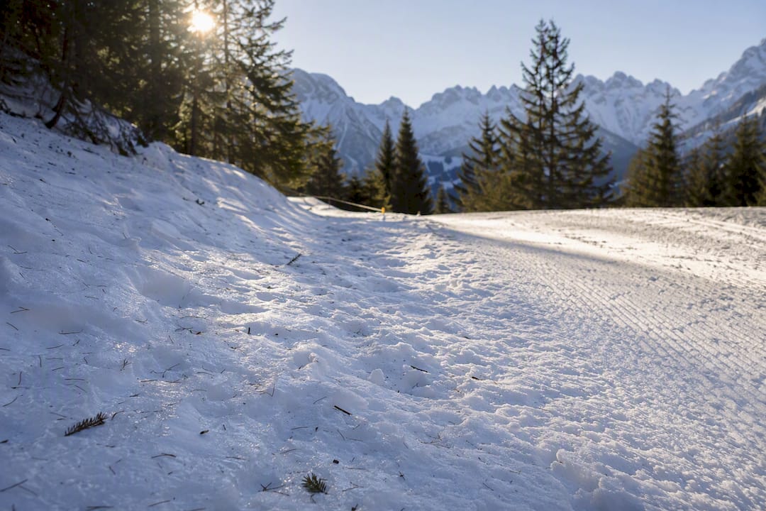 Detailaufnahme der Schneetextur auf der Skipiste mit natürlichem und künstlichem Schnee
