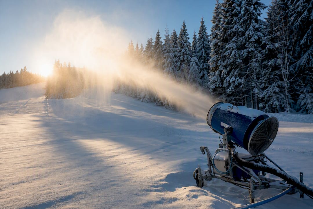 Automatische Schneekanone erzeugt Schnee auf der Skipiste