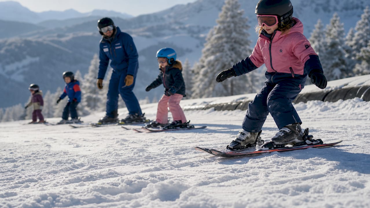 Kinder lernen Skifahren auf sanfter Piste
