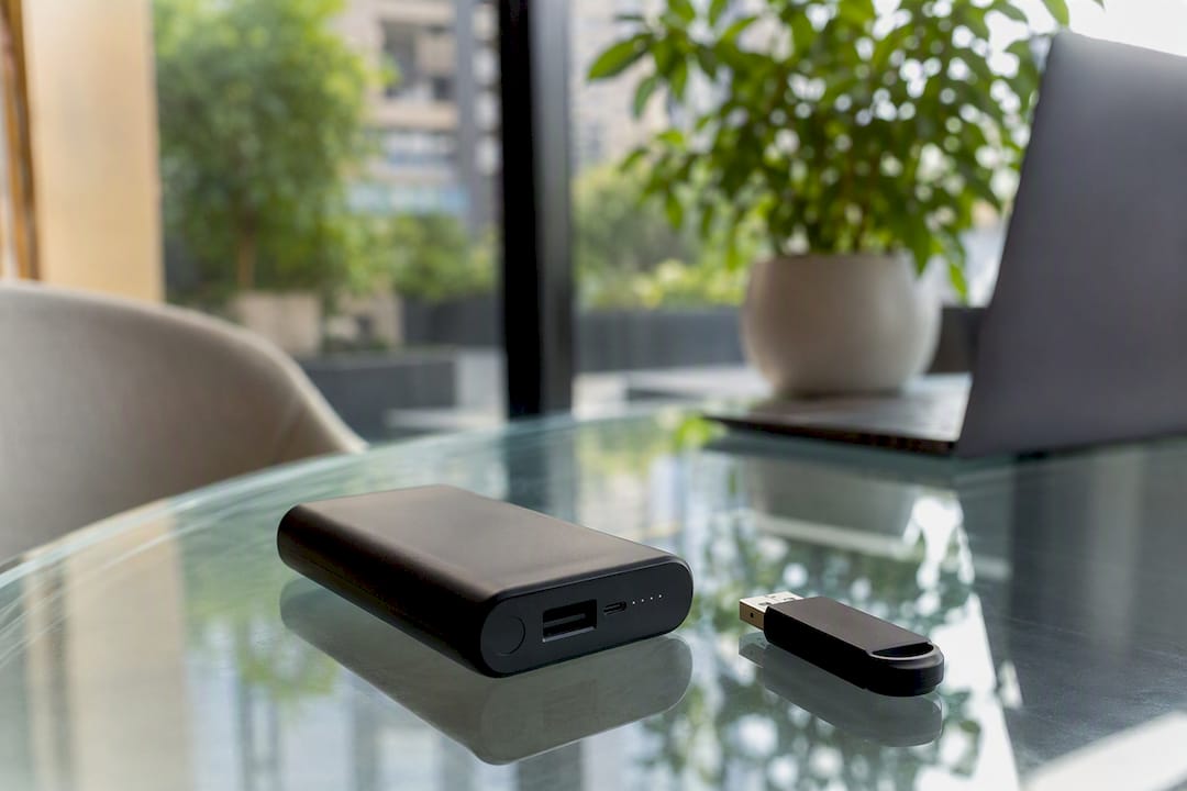 Chiavetta USB e power bank sulla scrivania