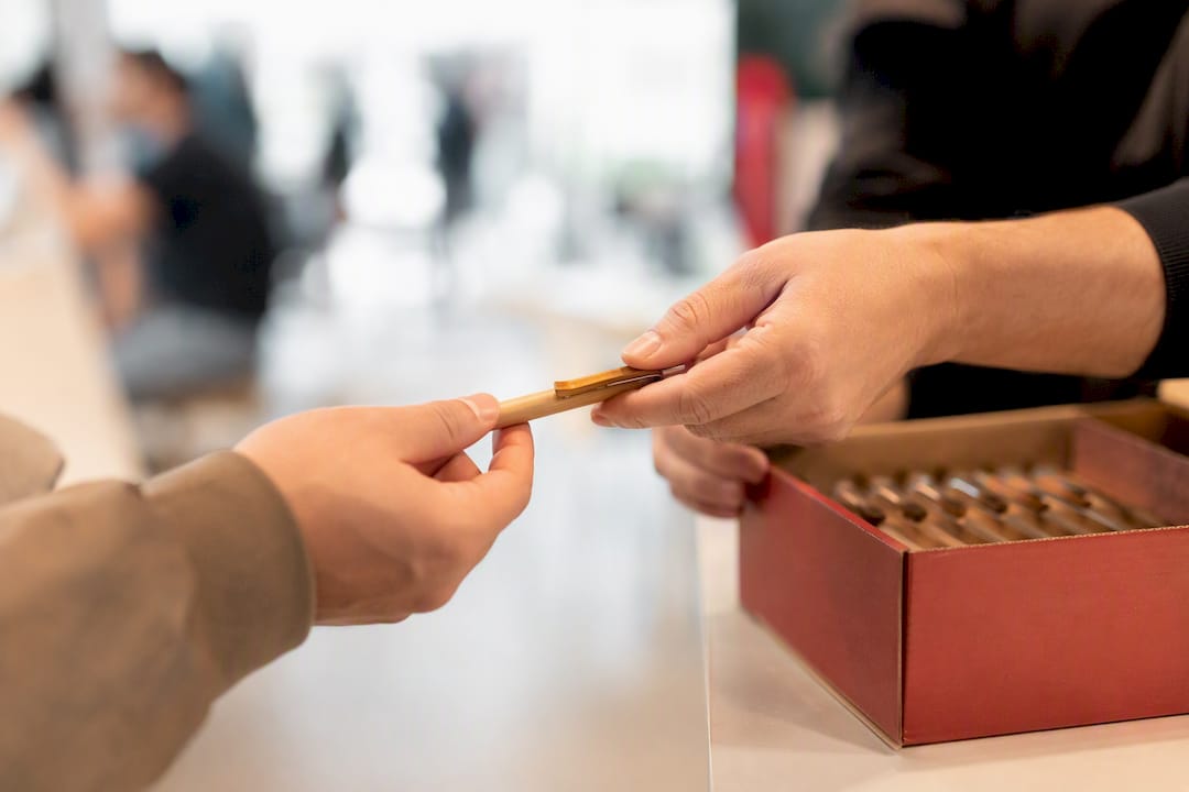 Ultimo gadget promozionale consegnato a un visitatore in fiera