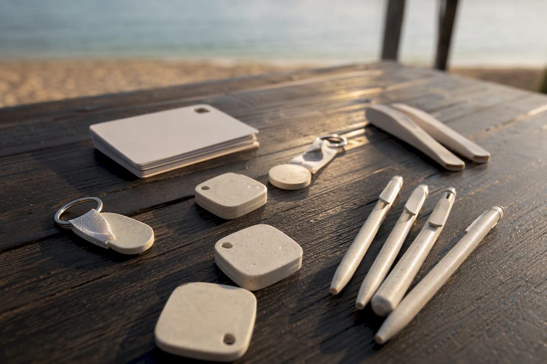Primo piano di gadget promozionali ecologici