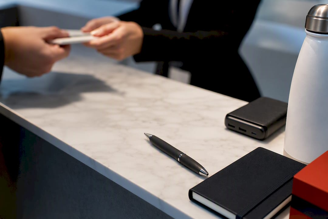 Dettagli dei gadget promozionali sul banco dell'evento