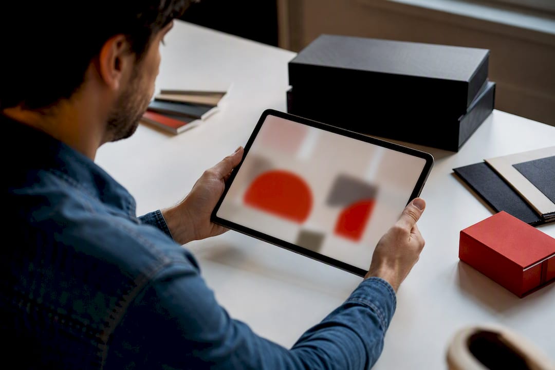 Operatore che controlla l'anteprima grafica per i gadget