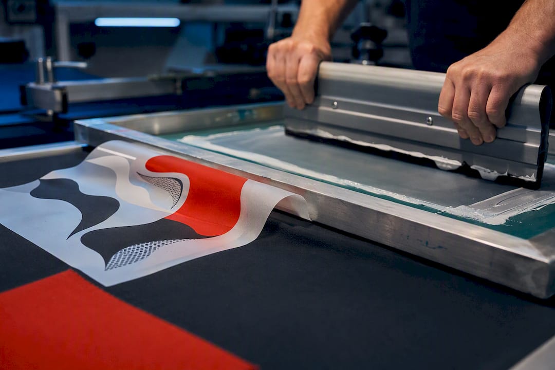 Dettaglio della stampa DTF e della serigrafia tessile