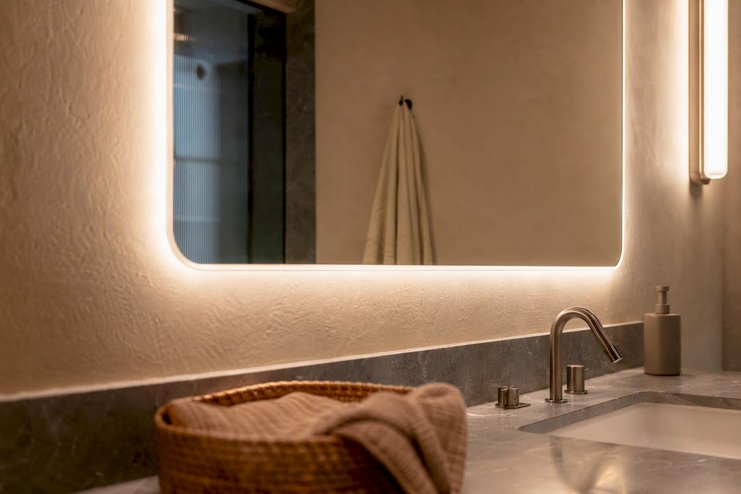 Neutral white LED bathroom mirror lighting effect
