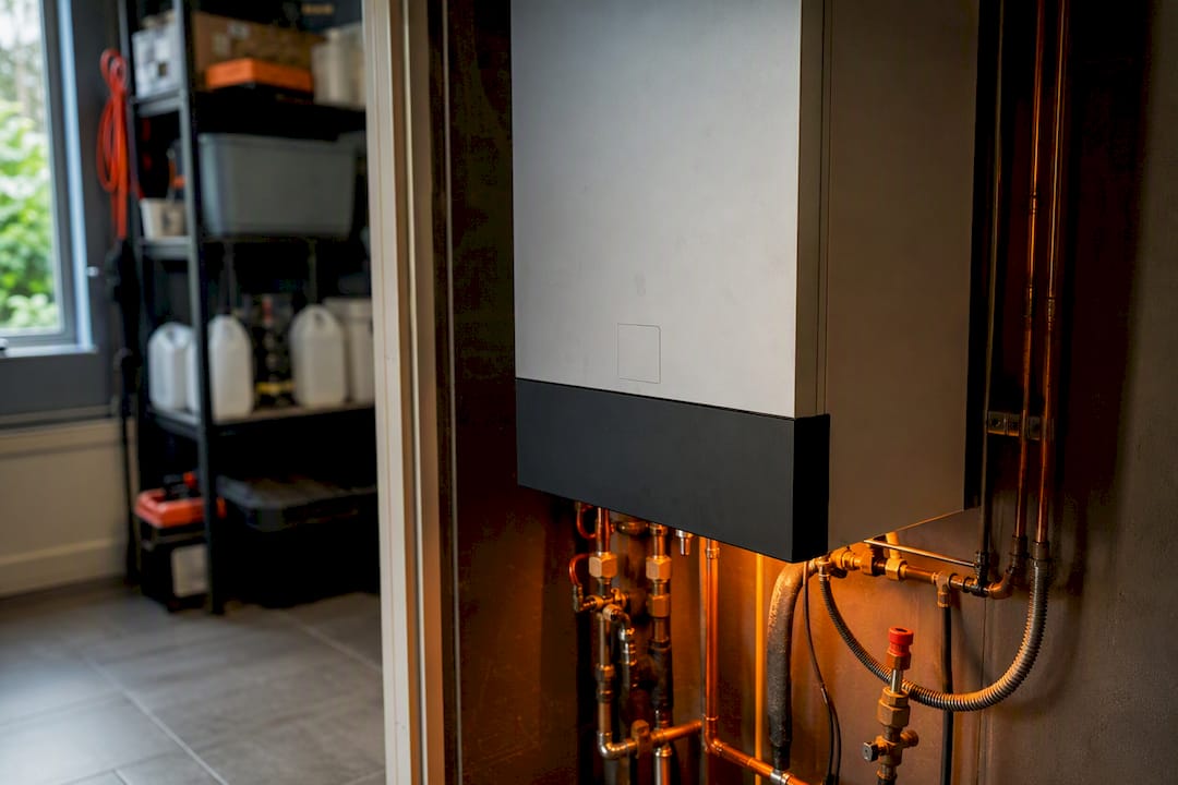 Närbild på rör och ventilinstallation i elpanna