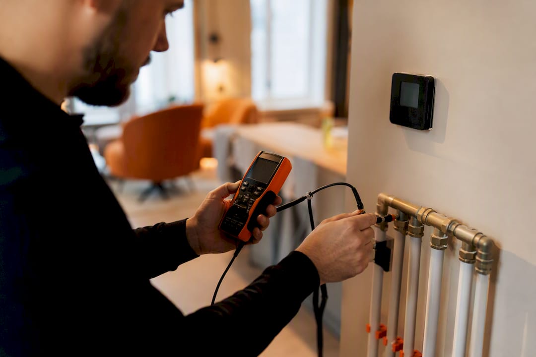 Tekniker som mäter husets värmesystem