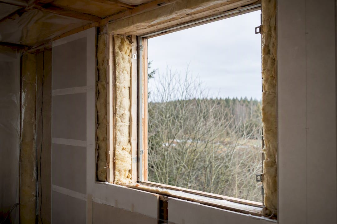 Fönsterram med isolering vid husrenovering