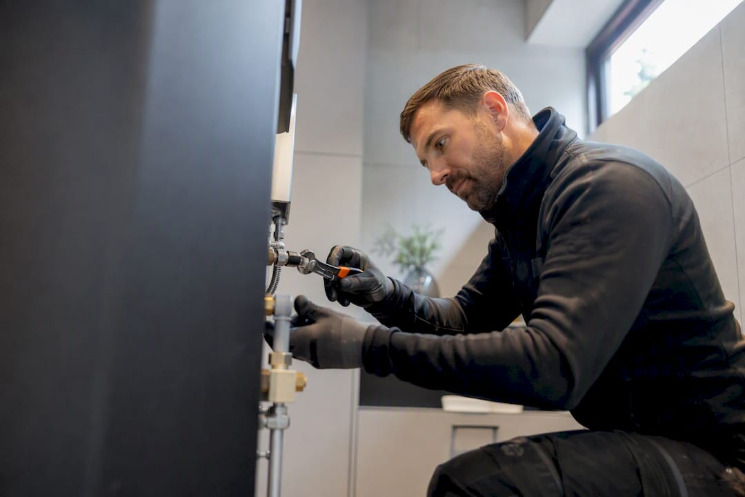 Installatören kontrollerar den beskurna värmeenheten