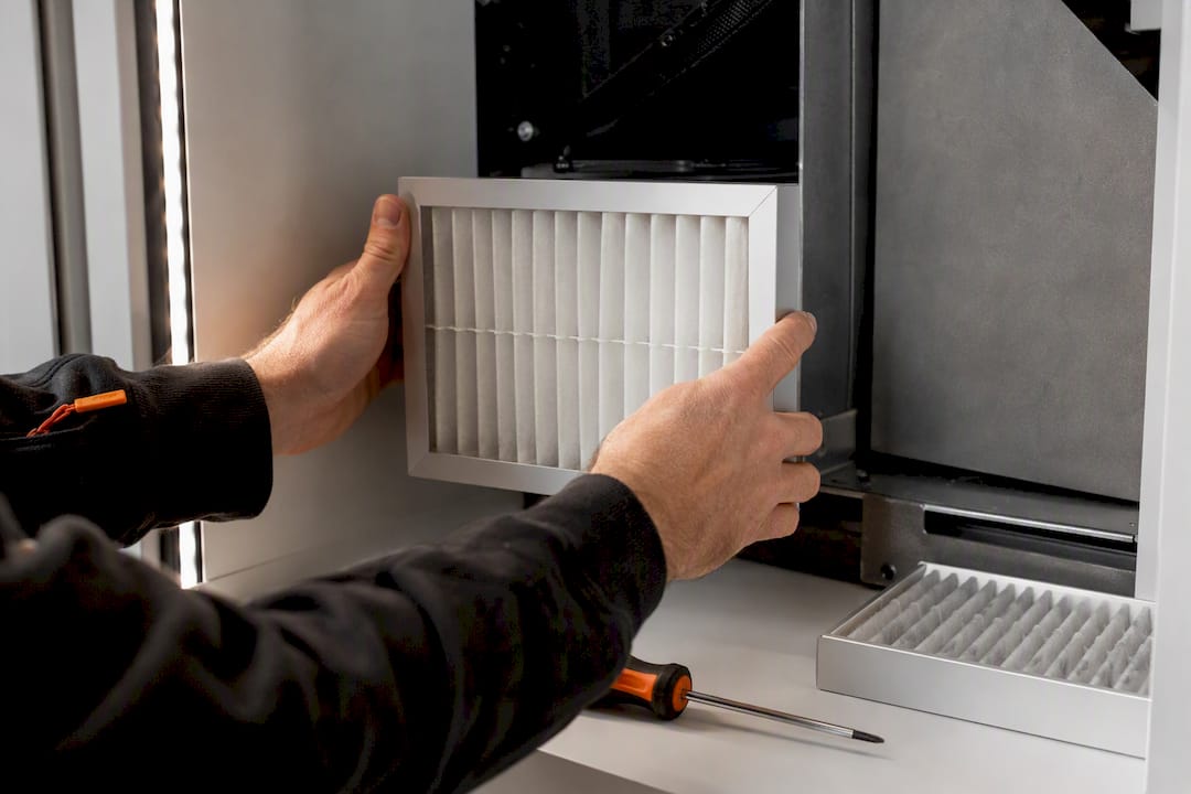 Installatör byter ventilationsfilter
