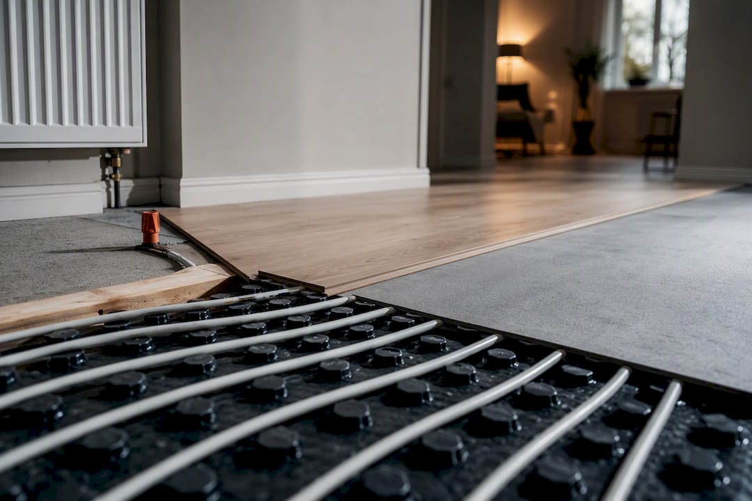 Golvvärmeslingor och radiatorer i villa