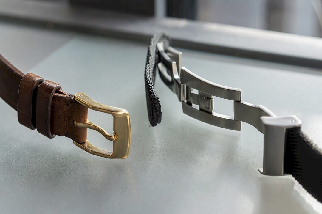 Gros plan sur des boucles ardillon et déployantes de montres sur des bracelets