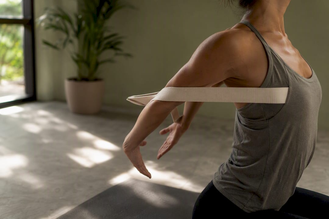 Soporte sosteniendo la pelvis en una postura de yoga