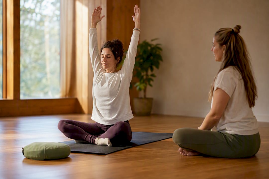 Participante escogiendo un movimiento en yoga consciente