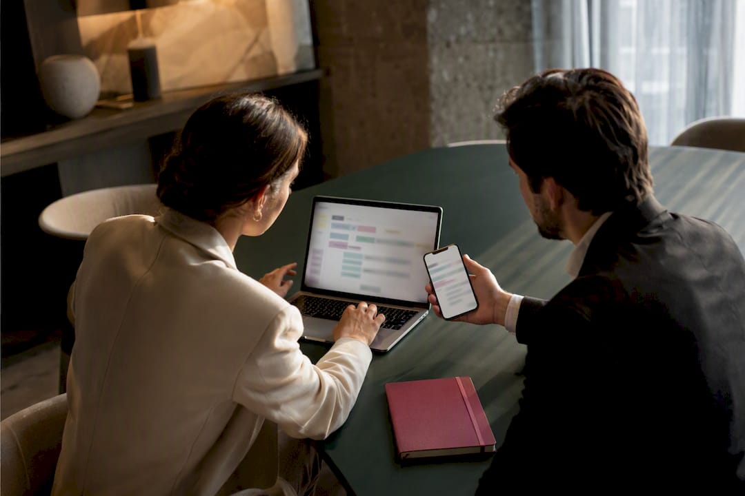 B2B team coordinating LinkedIn strategy
