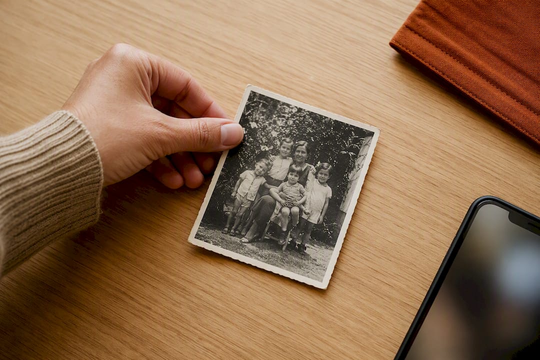 Vieille photo de famille alignée pour un scan au smartphone