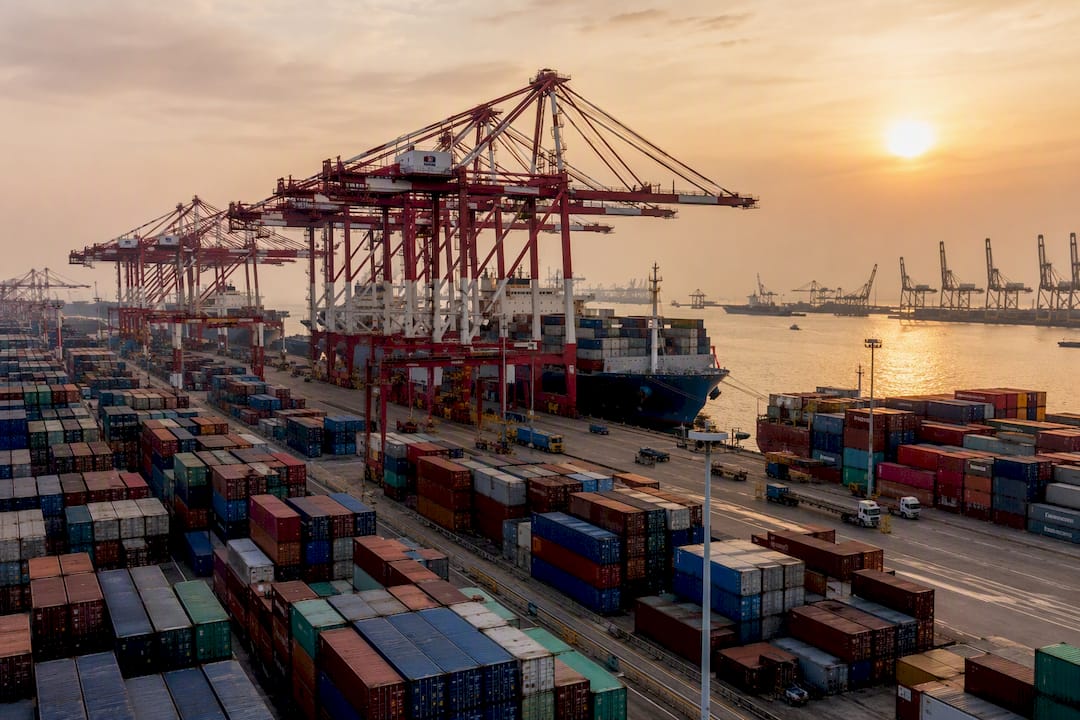 Port kontenerowy w Szanghaju z dźwigami i kontenerami