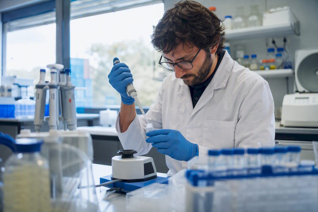 Scientifique pipetant un échantillon témoin de protéine en laboratoire