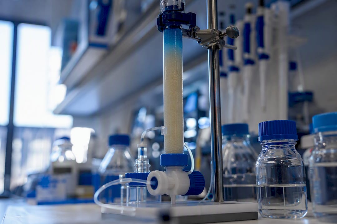 Columna de cromatografía de intercambio iónico en el laboratorio