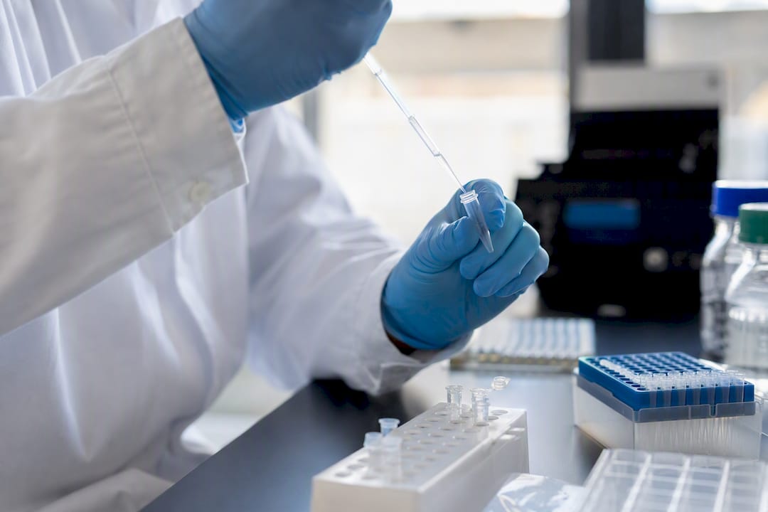 Scientifique effectuant une dilution au pipette dans un laboratoire ELISA