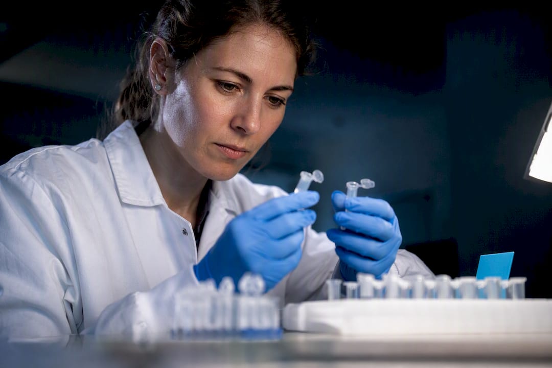 Investigadora eligiendo muestras de anticuerpos