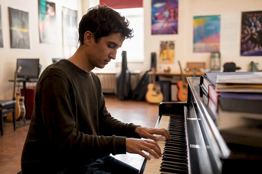 Hands playing piano notes slowly for vocal test
