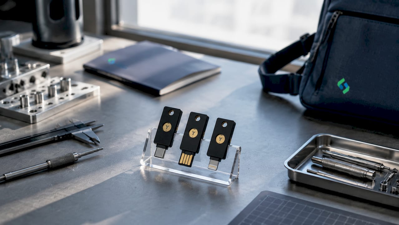 Η YubiKey σε πρώτο πλάνο, με φόντο ένα εργαστήριο, χωρίς καμία ανθρώπινη παρουσία.