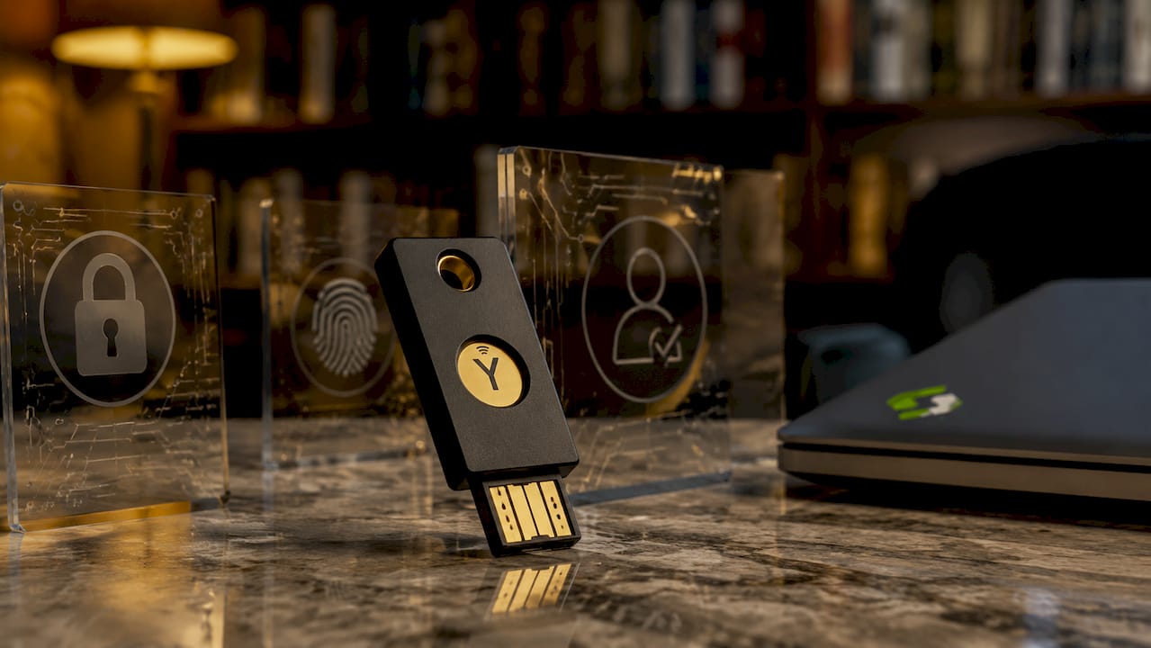 Λεπτομέρεια: το yubikey, το σύγχρονο κλειδί ασφαλείας, πάνω στο γραφείο.