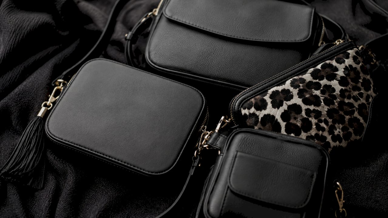 Λεπτομέρεια από διαφορετικές crossbody τσάντες Nolah πάνω σε ουδέτερο ύφασμα