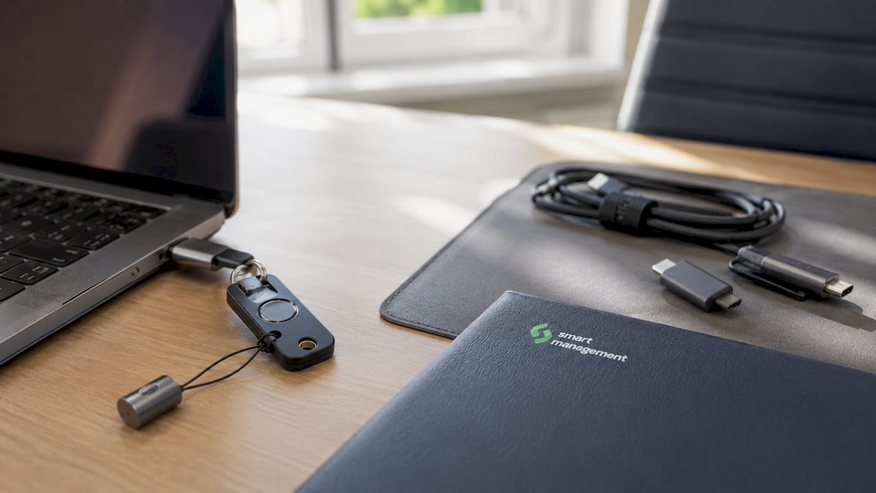 Λεπτομερής φωτογραφία του YubiKey Bio Series, του κλειδιού ασφαλείας με βιομετρική τεχνολογία