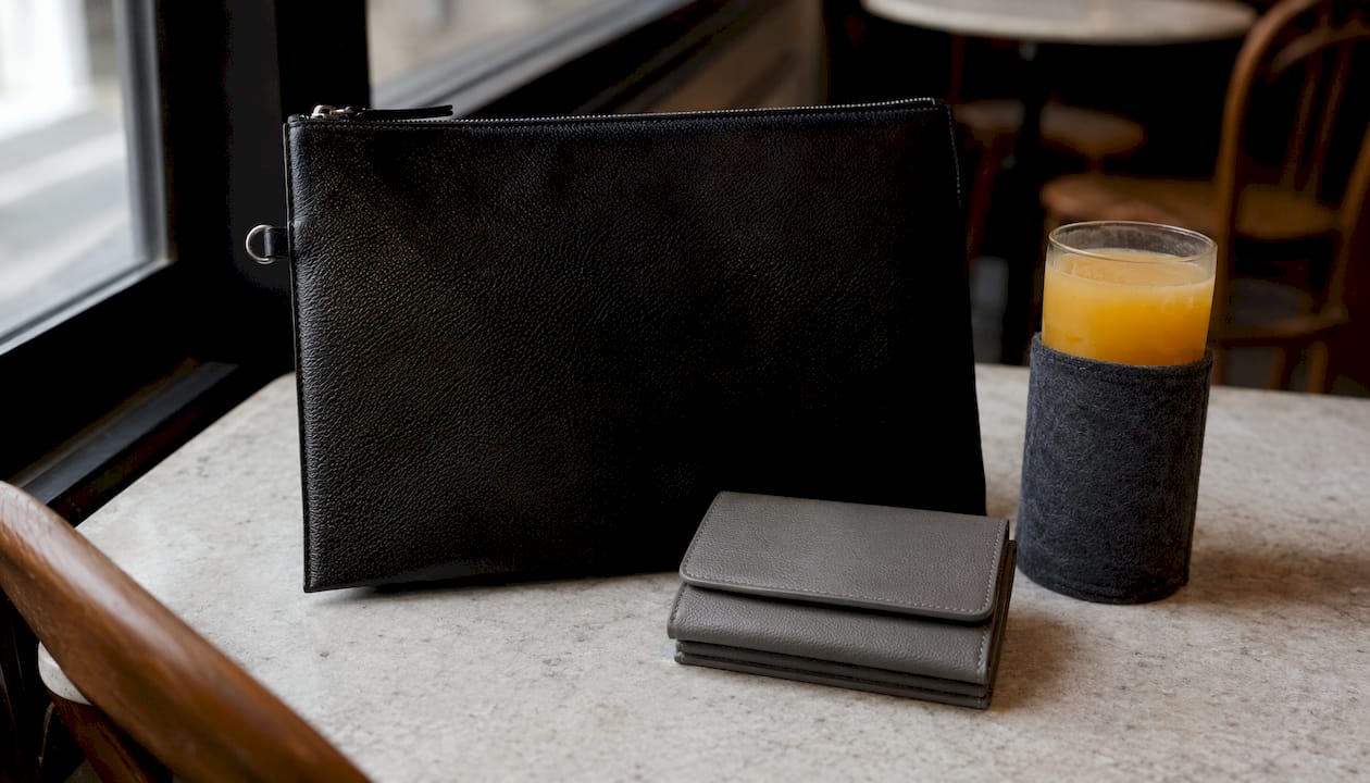 Σύγκριση μεγέθους clutch και πορτοφολιού Nolah πάνω σε πάγκο