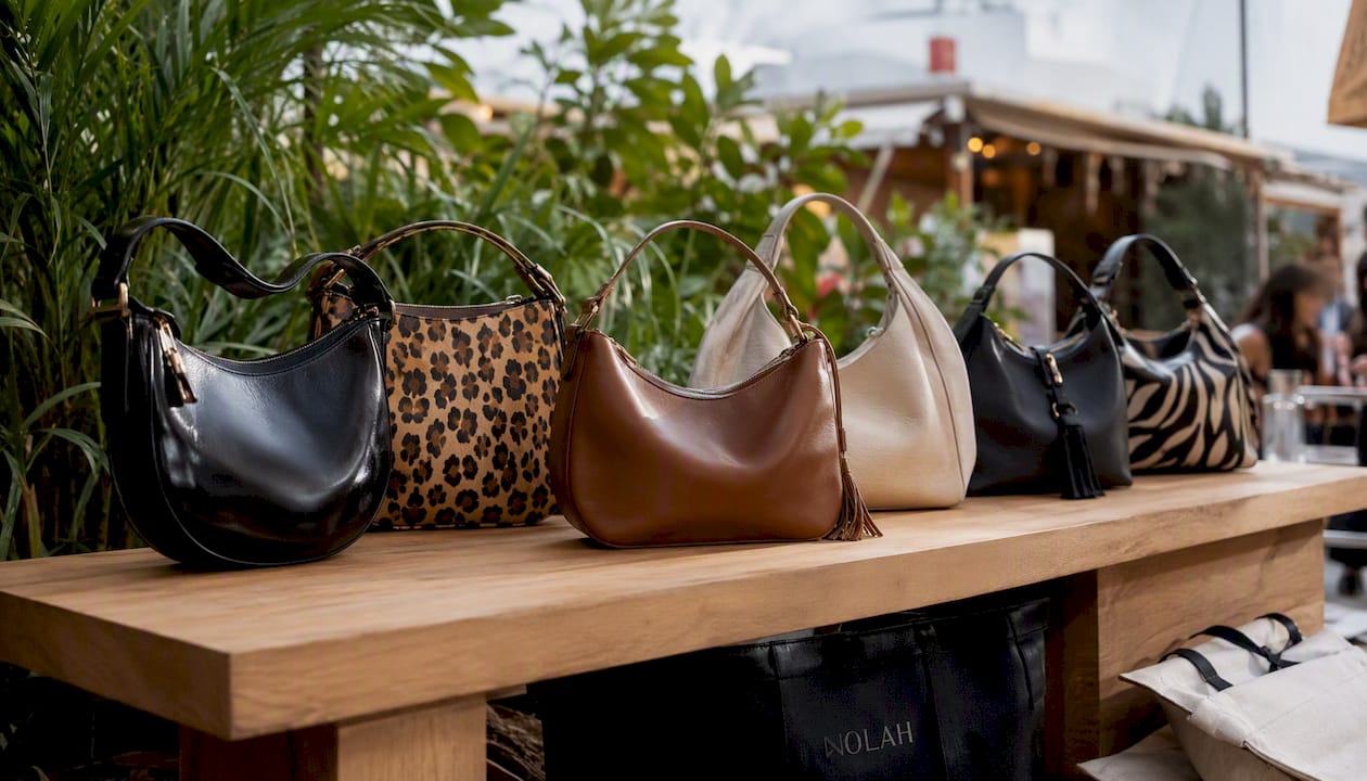 Στα ράφια της boutique ξεχωρίζουν οι γυναικείες τσάντες Nolah, προσθέτοντας στυλ και κομψότητα στον χώρο.