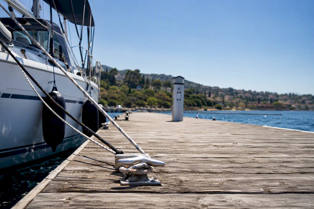 Fixed marina pontoon for yacht boarding