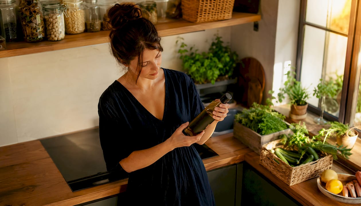 Μια γυναίκα στο εργαστήριο ελέγχει ένα vegan προϊόν, εξετάζοντας προσεκτικά τα χαρακτηριστικά του.