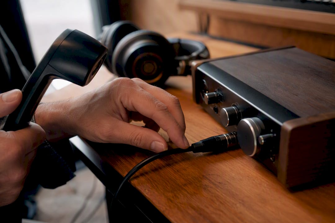 Combiné téléphonique connecté à une régie audio