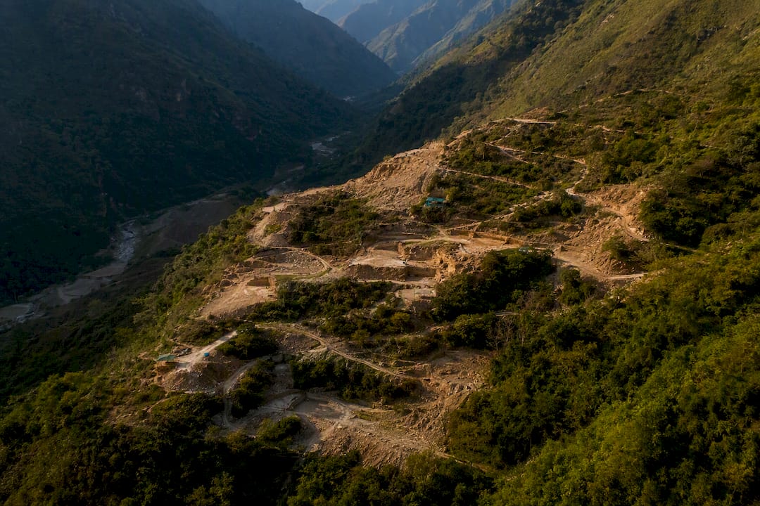 Valle andino remoto cerca de zonas mineras de esmeraldas