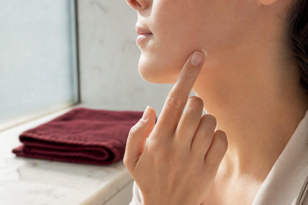 Fingertip applying formula for jawline patch test