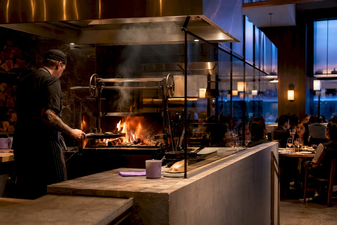 Glass-separated cooking station with smoke hood