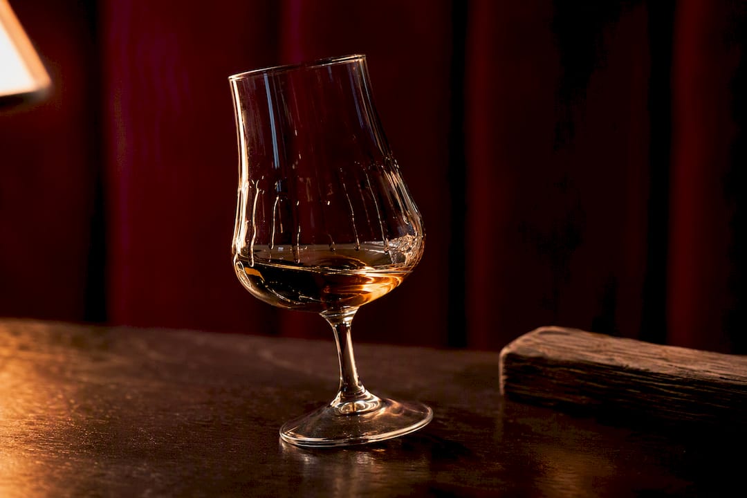 Bursztynowa tequila z kroplami na ściankach szklanki