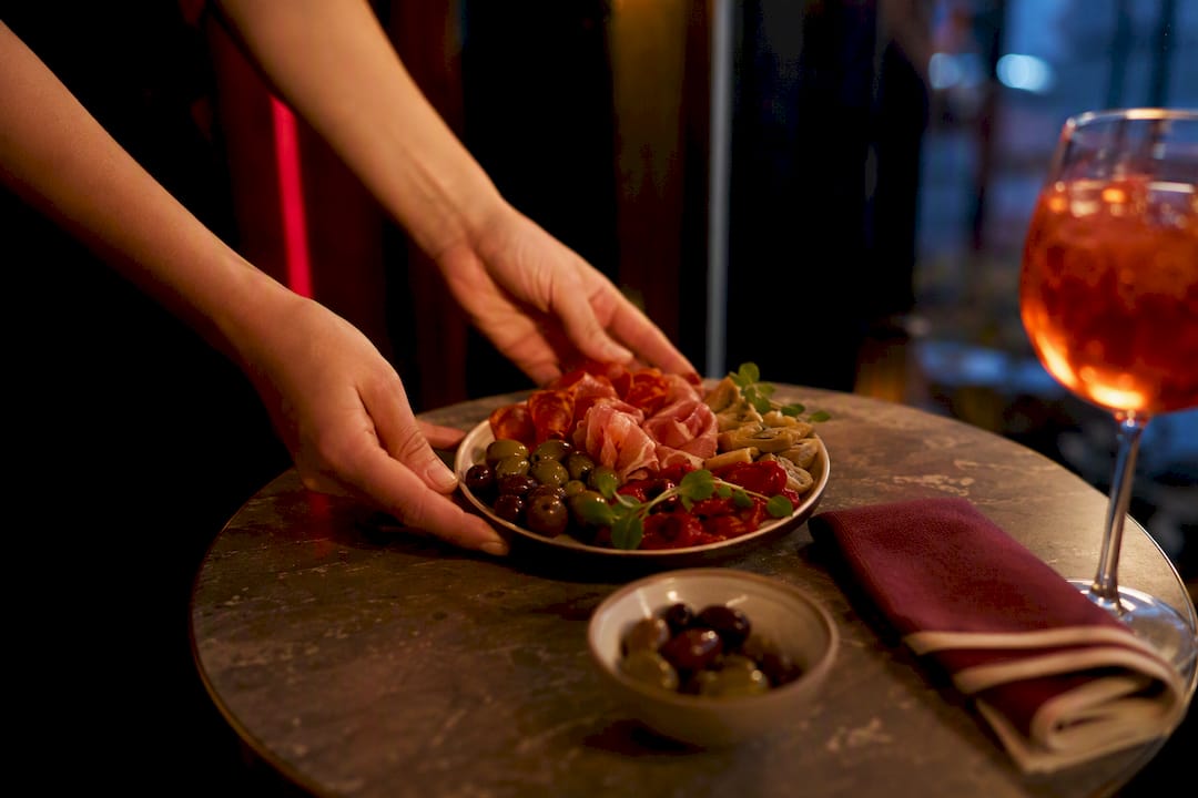 Przekąski aperitivo podane obok spritza przed kolacją