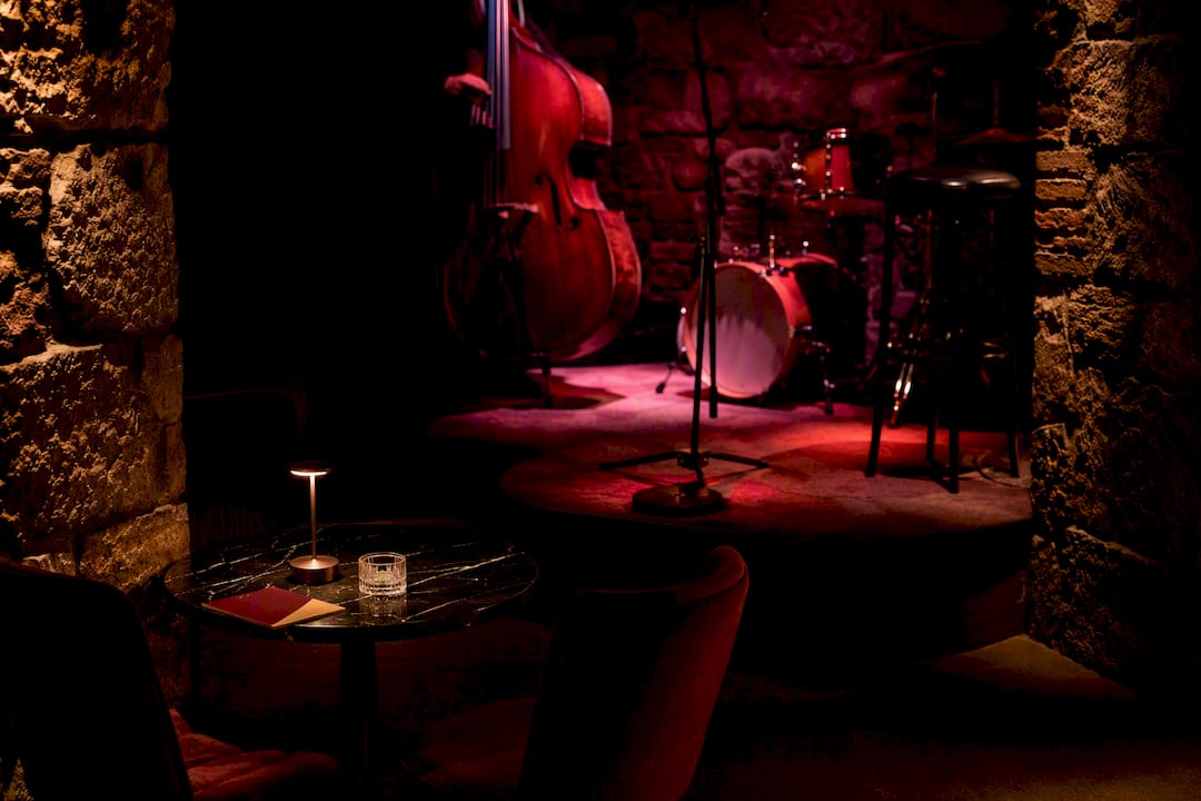 Nastrojowa sala jazzowa z kamiennymi ścianami