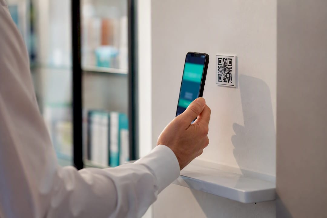Dipendente che timbra il turno con QR code