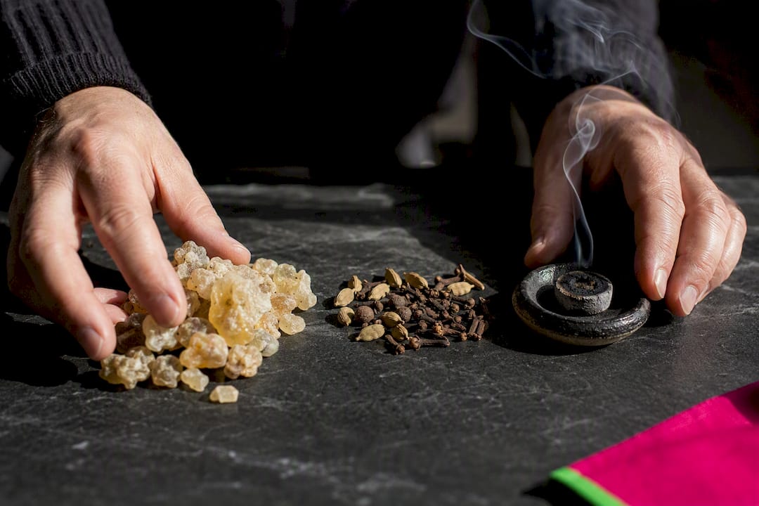 Distinctive resin spice and smoke materials