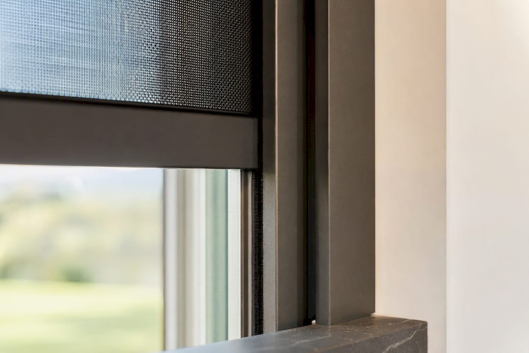 Detailfoto van screen, glas en montagemateriaal