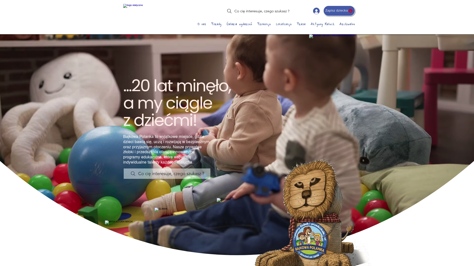 Strona przedszkola z dwójką dzieci w sali zabaw, pluszowymi zabawkami i kolorowymi piłkami; napis 20 lat minęło, a my ciągle z dziećmi!