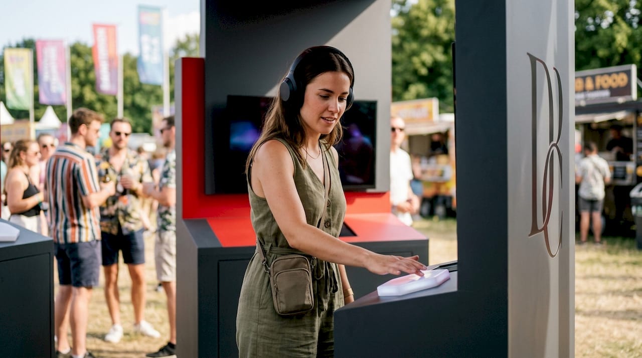 Advantages of Experiential Marketing for Brand Growth Woman engaging with VR brand experience booth