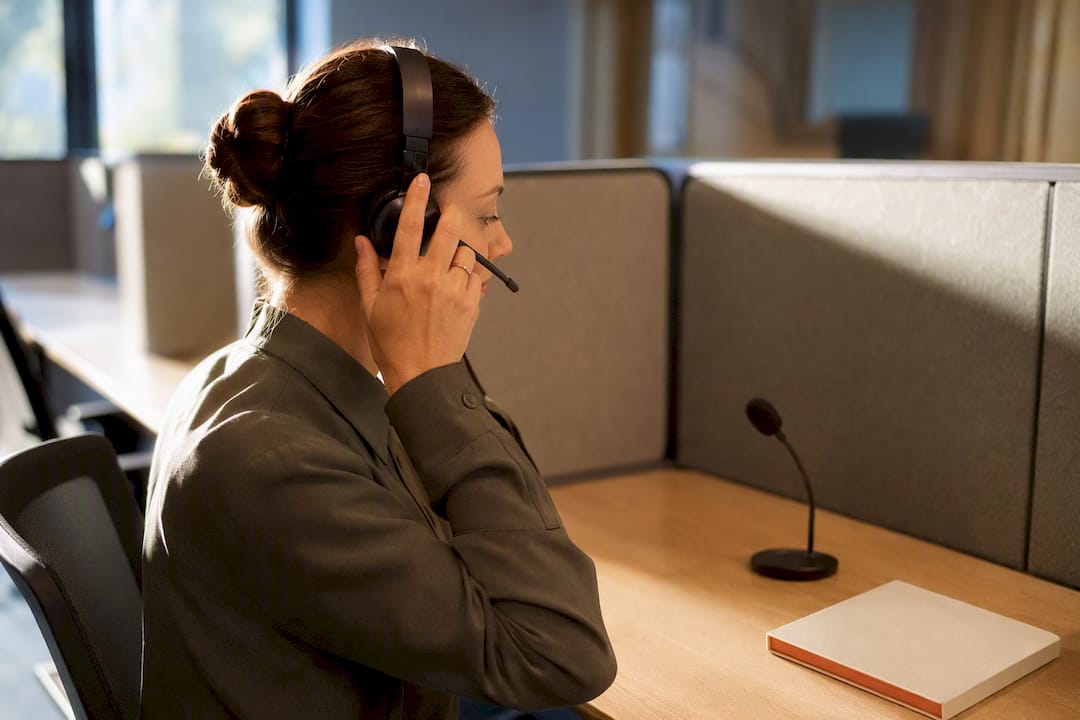 Agent using headset in acoustic workspace