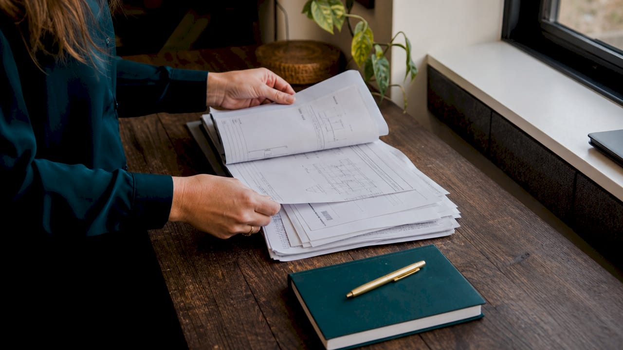 Detailopname van handen die bezig zijn met het sorteren van certificaten